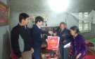 CÁC ĐỒNG CHÍ LÃNH ĐẠO TẶNG QUÀ TẾT CHO CÁC GIA ĐÌNH NGƯỜI CÓ CÔNG