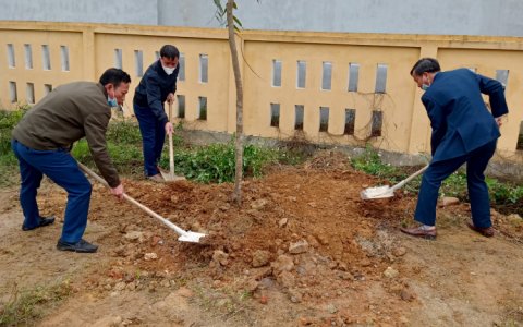TRỒNG CÂY ĐỜI ĐỜI GHI NHỚ LỜI BÁC DẠY
